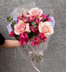 Стильный нежный букет французские розы, альстромерия и эвкалипт