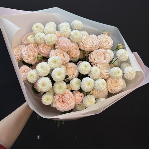 Букет из кустовой розы и сортовых сантини