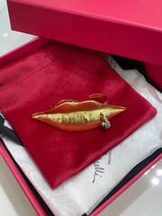 kolco-na-dva-palca-lips-s-pirsingom-v-stile-schiaparelli