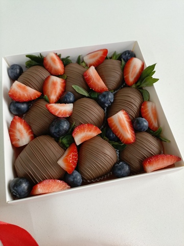 Клубника в шоколаде с ягодами голубики