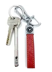 Брелок для ключей кожаный с эмблемой Mercedes с карабином (кожзам, красный цвет с желтой строчкой)