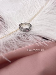 Кольцо серебристое широкое со стразами и розовым камнем