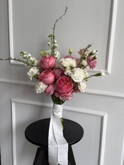 Свадебный букет из ярких роз, диантусов и маттиолы