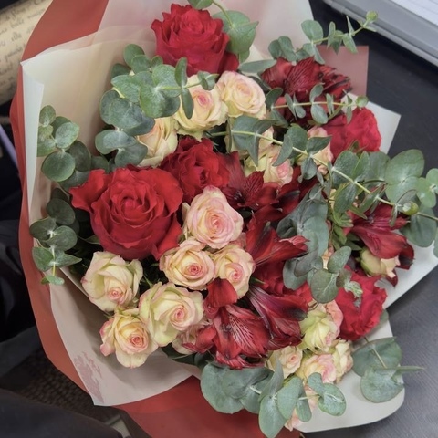 Букет из микса роз, альстромерий и эвкалипта