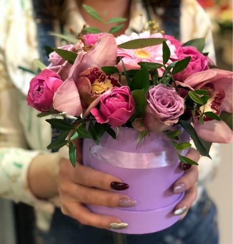 Коробка "Розовый вечер" с розами, орхидеями и герберой