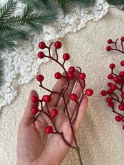 Ягоды красные искусственные на ветке, гроздь 16-17 ягод, 8 мм., набор 10 шт.