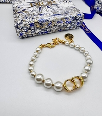 Браслет CDior из жемчуга с подвеской лого