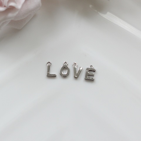 Слово из букв LOVE в серебре