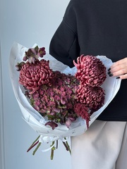 Букет из темной гортензии, хризантем бигуди, хелеборуса и амаранта