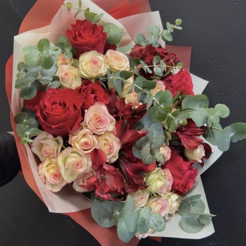 Букет из микса роз, альстромерий и эвкалипта