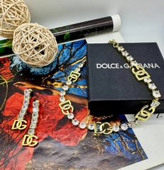 kole-choker-dolce-g-s-kristallami-i-podveskami-logo