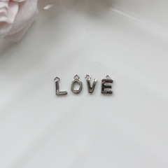 Слово из букв LOVE в серебре