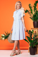 Голубое платье-рубашка в полоску с белыми манжетами