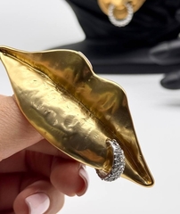 kolco-na-dva-palca-lips-s-pirsingom-v-stile-schiaparelli