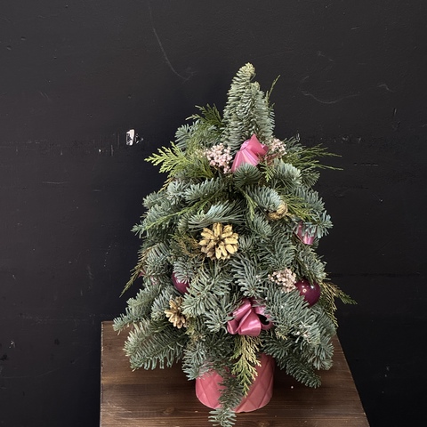 Елочка из нобилиса с лентами, шишками и елочными украшениями