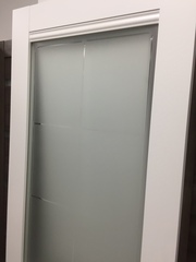 Межкомнатная дверь VFD (ВФД) EC2 ДО-стекло сатинат Emalex Mindwhite (белая c кремовым оттенком матовая, без текстуры)