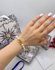 Браслет CDior из жемчуга с подвеской лого