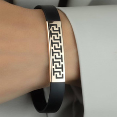 7116k-braslet-iz-kauchuka-s-shirokoj-vstavkoj-iz-zolota-585-proby-s-ornamentom-s-zamkami-iz-zolota