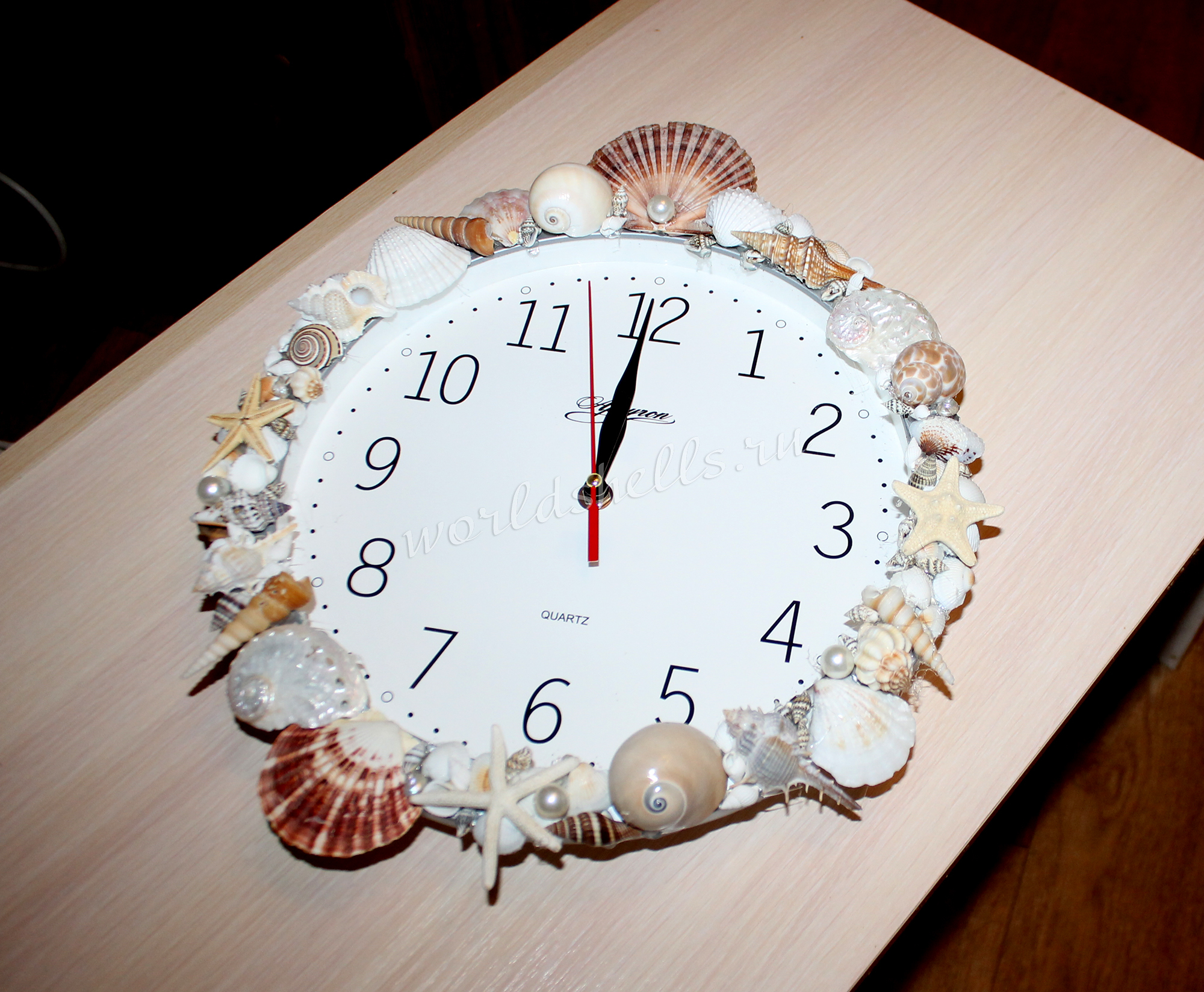 Надоело перекладывать ракушки с места на место, сделала из них часы в морском стиле.