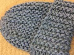 Женская зимняя шапочка крупной вязки голубого оттенка