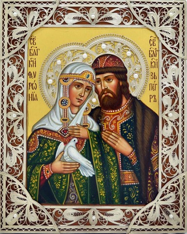 Писаная икона Св. Петра и Февронии Муромских с голубем в серебряной ризе с натуральным жемчугом.