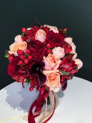 Свадебный букет из альсромерии, каллы, одноголовых роз и кустовых пионовидных роз