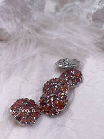 Пуговицы серебристые с красными (оранжевыми) цирконами