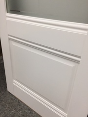 Межкомнатная дверь VFD (ВФД) EC2 ДО-стекло сатинат Emalex Mindwhite (белая c кремовым оттенком матовая, без текстуры)