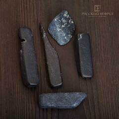 Камень натуральный галтовка. Чёрный нефрит.