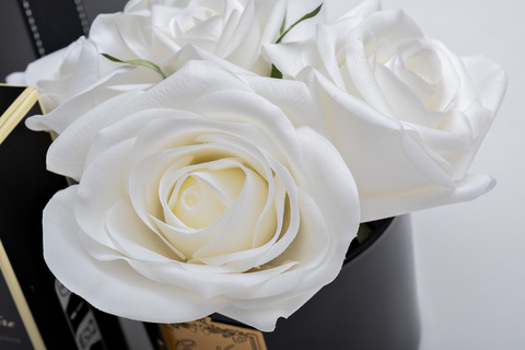 Букет роз ароматизированный и спрей 10мл Cote Noire Five Rose White в вазе