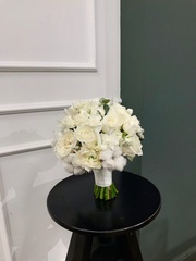 Свадебный букет из диантусов, хлопка, ранункулюсов и эвкалипта