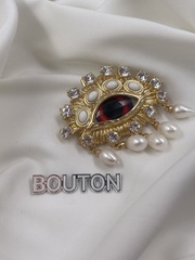 Брошь Скиапар. золотистая в форме красного глаза с жемчугом и стразами