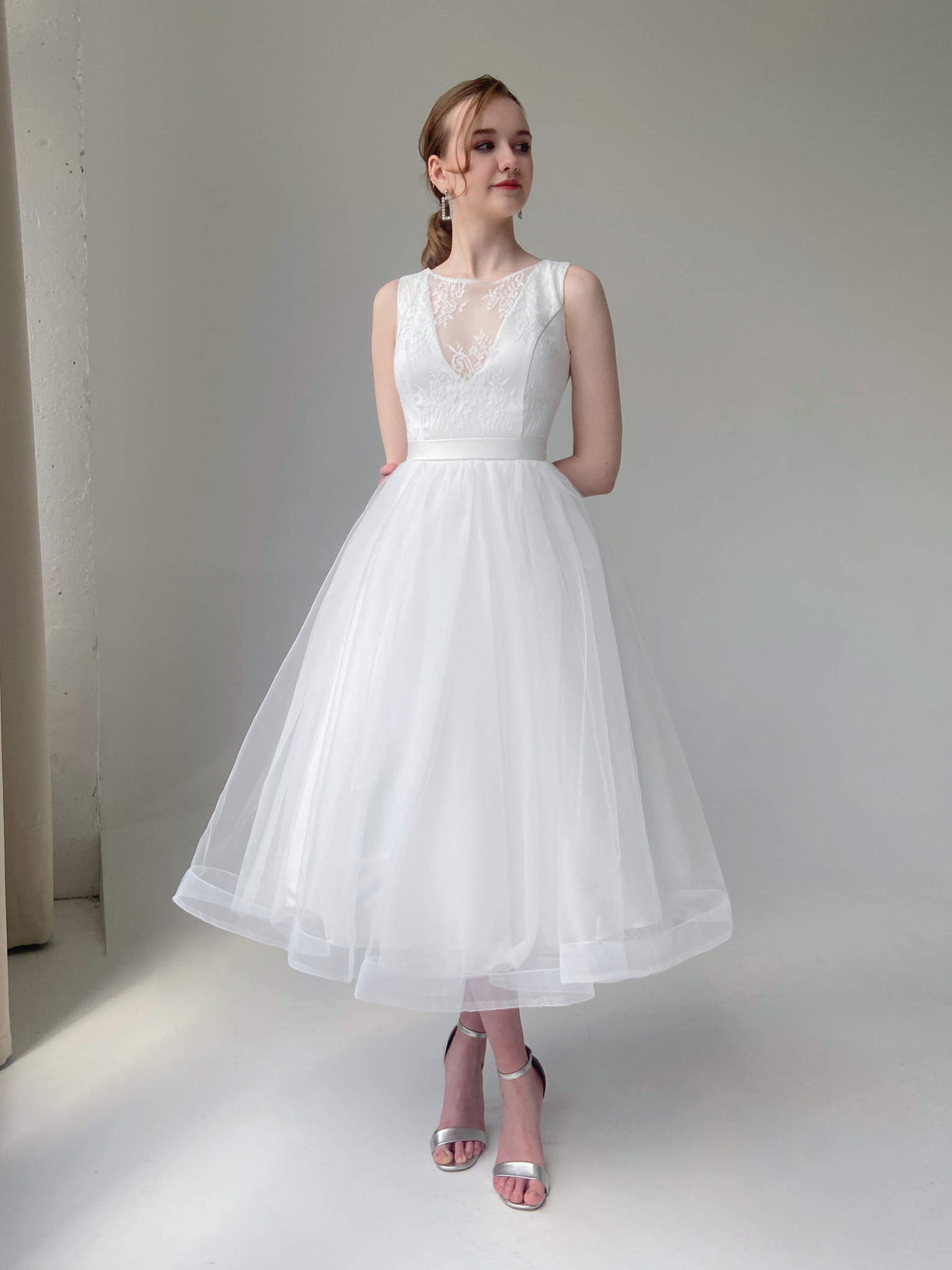 Свадебное платье с V-образный вырезом, покрытым французским кружевом (молочный)