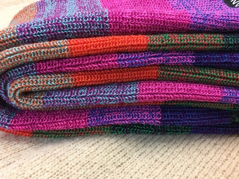 Классический двойной шарф с разноцветными полосками одинакового размера