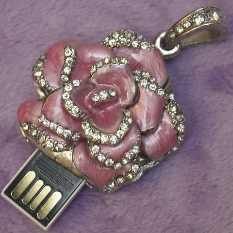 Usb флешка-кулон со стразами в форме цветка розового цвета jf_p_rose_rose