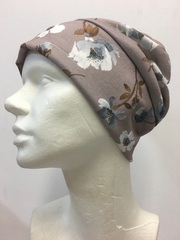 Однослойная шапочка с цветами на светло-коричневом фоне в стиле бохо