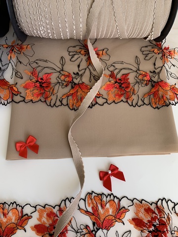 Вышивка на сетке бежевая/оранжевая (левая) 15 см