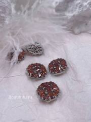 Пуговицы серебристые с красными (оранжевыми) цирконами