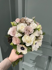 Свадебный букет из ранункулюсов, анемонов, брунии и одноголовых роз