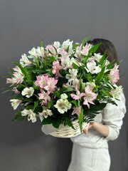 Композиция в корзине с альстромериями