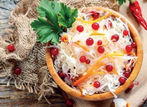 Квашенная капуста с брусникой