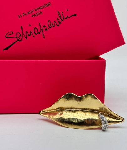 kolco-lips-na-dva-palca-v-stile-schiaparelli