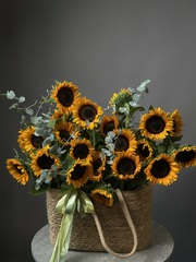 Авторская композиция «Корзина подсолнухов»