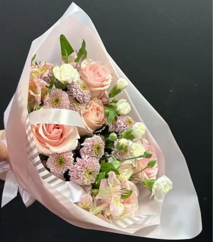 Букет из роз, сортовых хризантем, кустовых диантусов и альстромерий