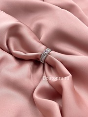Кольцо серебристое широкое со стразами и розовым камнем