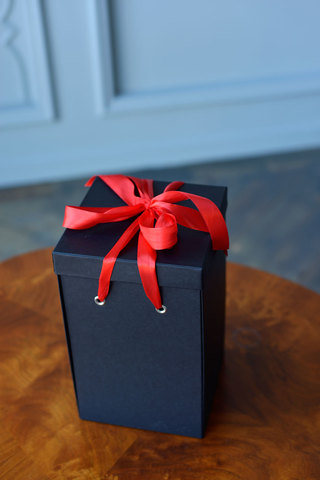 Подарочная коробка для розы в колбе с вау эффектом кинг черная