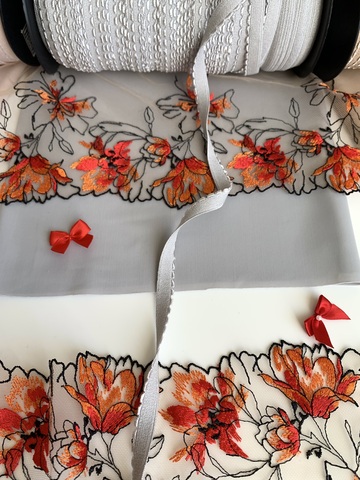 Вышивка на сетке бежевая/оранжевая (левая) 15 см