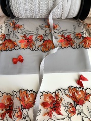 Вышивка на сетке бежевая/оранжевая (левая) 15 см