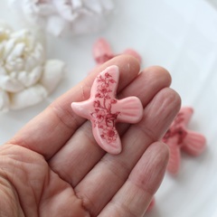 Подвеска фарфоровая Птичка розовый 34*42 мм S037