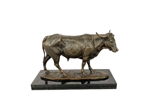 Бык бронзовый на постаменте из камня
